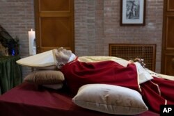 El cuerpo del papa emérito Benedicto XVI yace en la capilla del monasterio Materr Ecclesiae el 1 de enero de 2023.