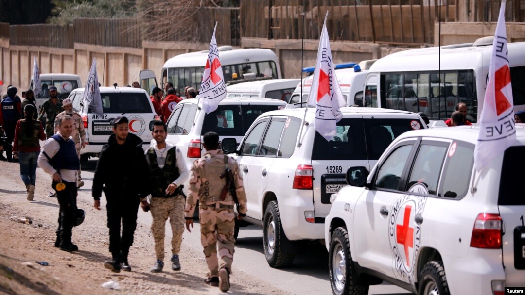 Konvoi Komite Internasional Palang Merah (ICRC) terlihat sedang bergerak menuju Ghouta timur dekat kamp Wafideen di Damaskus, 5 Maret 2018.