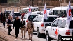 Konvoi Komite Internasional Palang Merah (ICRC) terlihat sedang bergerak menuju Ghouta timur dekat kamp Wafideen di Damaskus, 5 Maret 2018.