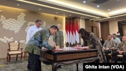 Menko Perekonomian Airlangga Hartarto dan pihak ExxonMobil menyaksikan penandatangan MoU pemerintah Indonesia dengan ExxonMobil dalam hal investasi CCS dan pabrik Petrokimia di Jakarta, Rabu (22/1) (Ghita/VOA)