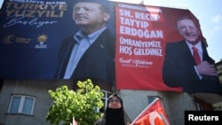 Учасниця мітингу президента Туреччини Таїпа Ердогана напередодні президентських і парламентських виборів 14 травня в Стамбулі, Туреччина, 13 травня 2023 року. REUTERS/Dylan Martinez