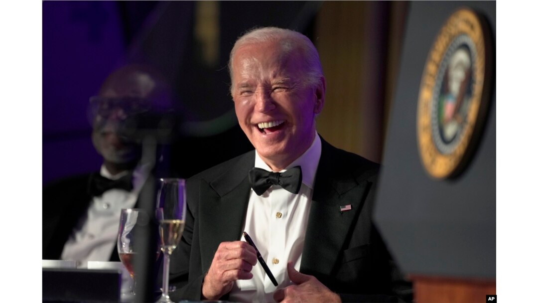 Biden na večeri za dopisnike iz Bijele kuće u Washingtonu, 27. aprila 2024.(Foto: AP/Manuel Balce Ceneta)