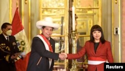 El presidente de Perú, Pedro Castillo, le da la mano a Mirtha Vásquez después de su juramento como nueva primera ministra del país, en Lima, Perú, el 6 de octubre de 2021.