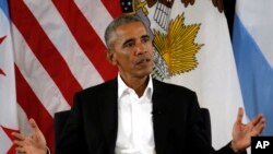 Mantan President Barack Obama saat berbicara di sebuah acara di Chicago, 3 Mei 2017. 