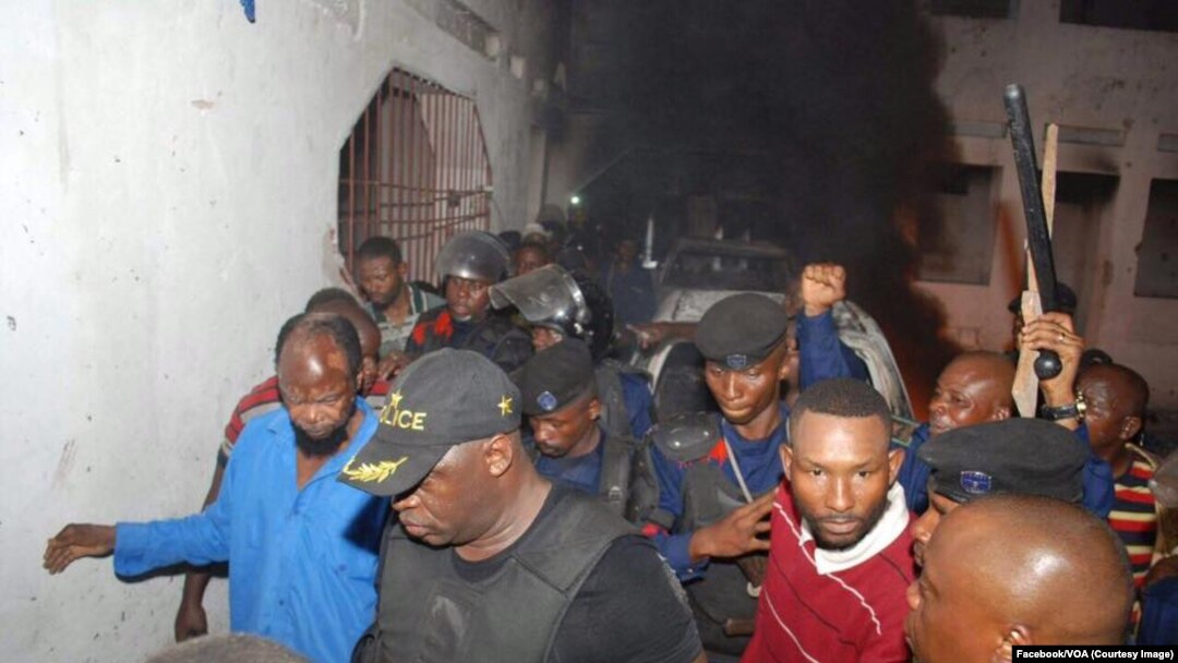 Ne Muanda Nsemi,uwo yambaye ishati y'ubururu 