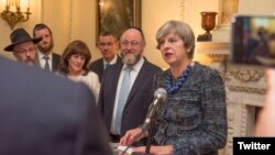 Thủ tướng Anh Theresa May phát biểu tại tư gia ở Số 10 Phố Downing, London, Anh, ngày 15 tháng 9, 2017