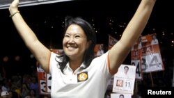 Kandidat presiden Peru, Keiko Fujimori, dari partai Fuerza Popular dalam kampanye di pinggiran kota Lima (29/2). (Reuters/Janine Costa)