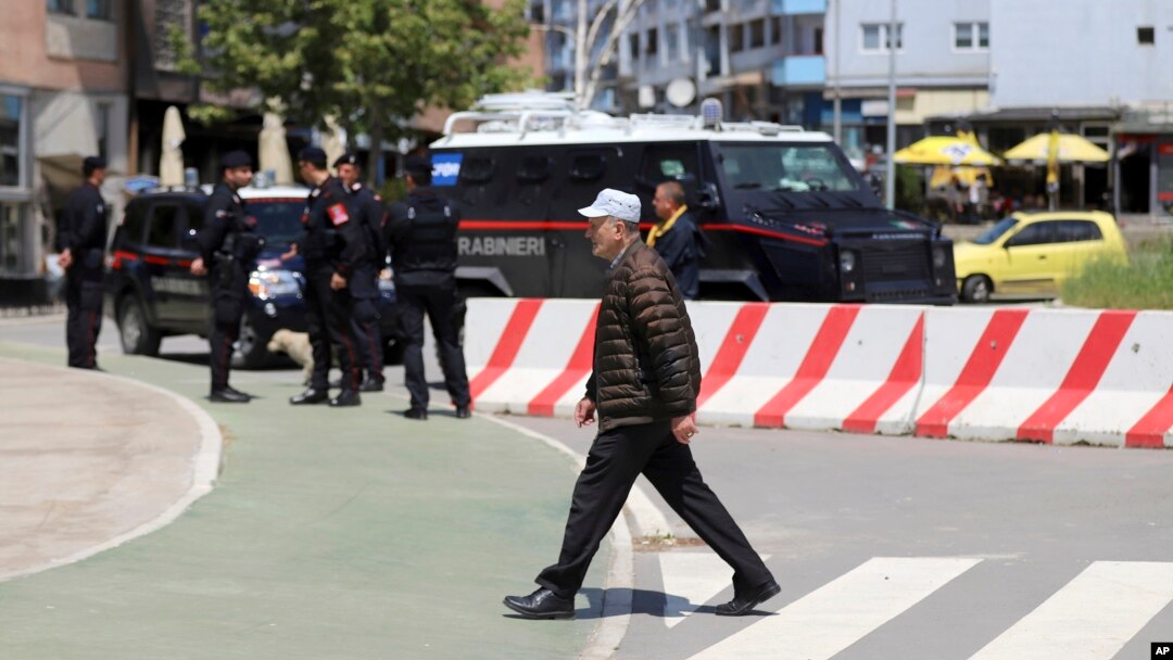 Italijanski karabinjeri, pripadnici snaga KFOR-a koje predvodi NATO, obezbeđuju glavni most koji deli južnu i severnu Mitrovicu, na Kosovu, u utorak, 28. maja 2019.