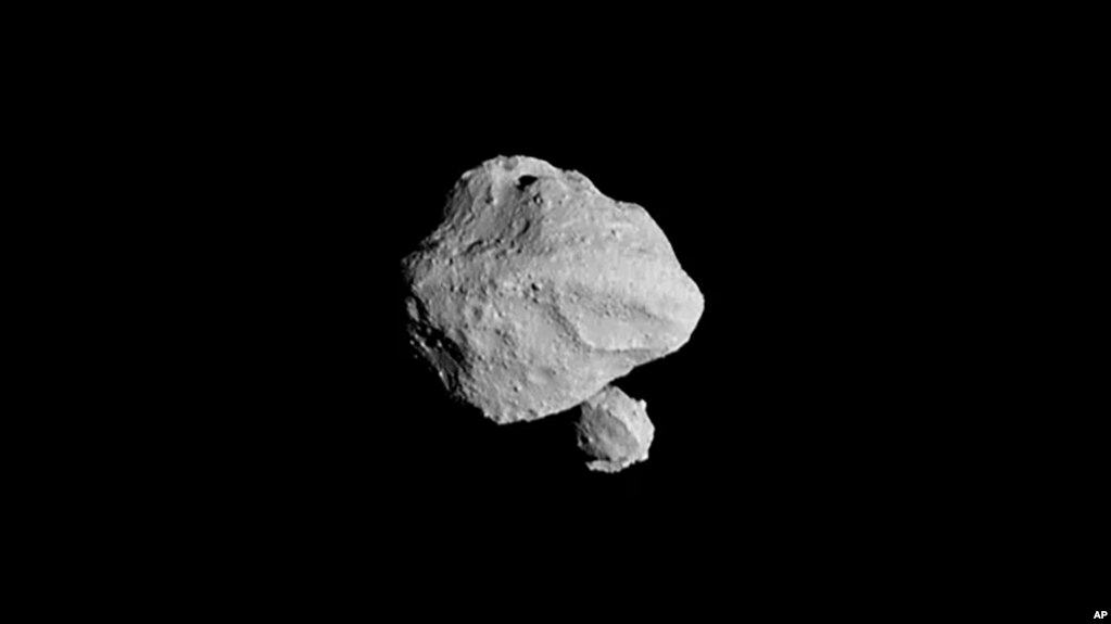 美国国家航空航天局公布的由“露西号”飞船2023年11月1日飞越小行星丁基内什期间拍摄的照片令人惊喜地显示这颗小行星还有一颗微小的卫星伴随。(photo:VOA)