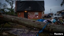 Puing-puing yang dibiarkan berserakan di luar sebuah rumah akibat hantaman Badai Laura, di Danau Charles, Louisiana, AS, 8 Oktober 2020. Kawasan ini tengah bersiap-siap menghadapi datangnya Badai Delta. 