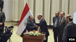 Para anggota parlemen Irak saat akan memulai sidang di Baghdad, Kamis 11 November 2010.