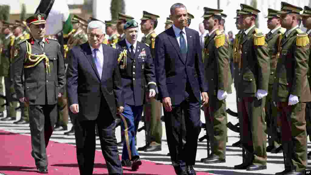 Presiden AS Barack Obama dan Presiden Palestina Mahmoud Abbas memeriksa pasukan dalam upacara kedatangan di kompleks presidensial Muqata di Ramallah, Tepi Barat (21/3).