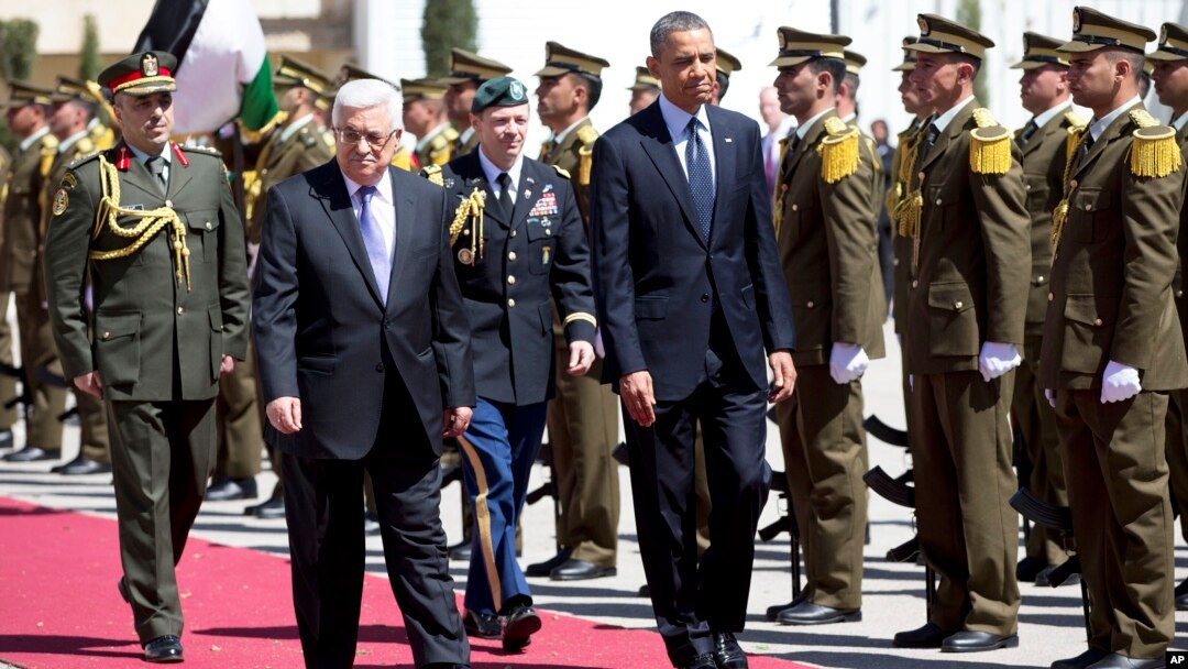Tổng thống Palestine Mahmoud Abbas (trái) tiếp đón Tổng thống Obama (phải) khi ông đến thành phố Ramallah trong vùng bờ Tây, 21/3/13