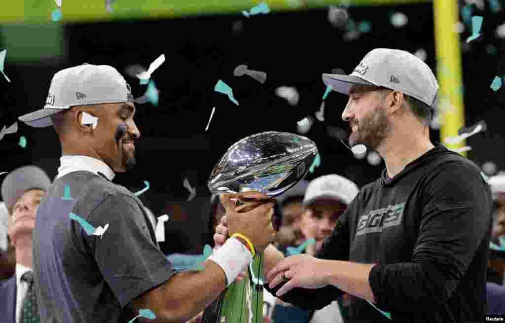 Super Bowl LIX - Philadelphia Eagles v Kansas City Chiefs -&nbsp;Jalen Hurts, dos Philadelphia Eagles, e o treinador Nick Sirianni festejam com o Troféu Vince Lombardi após vencerem o Super Bowl LIX