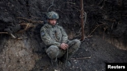 Un militar ucraniano se alista a preparar un obús para disparar contra las tropas rusas en la región de Donetsk