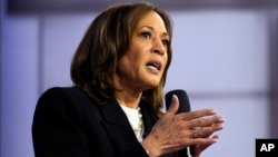 La candidata presidencial demócrata, la vicepresidenta Kamala Harris, habla durante un foro de CNN en Aston, Pensilvania, el miércoles 23 de octubre de 2024. (Foto AP/Matt Rourke)