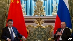 Presiden Rusia Vladimir Putin (kanan) dan Presiden China Xi Jinping dalam pertemuan di Kremlin, Moskow (22/3). Presiden Xi Jinping saat ini telah bertolak ke Afrika dalam lawatan singkat yang akan membawanya ke Tanzania, Afrika Selatan dan Republik Kongo.