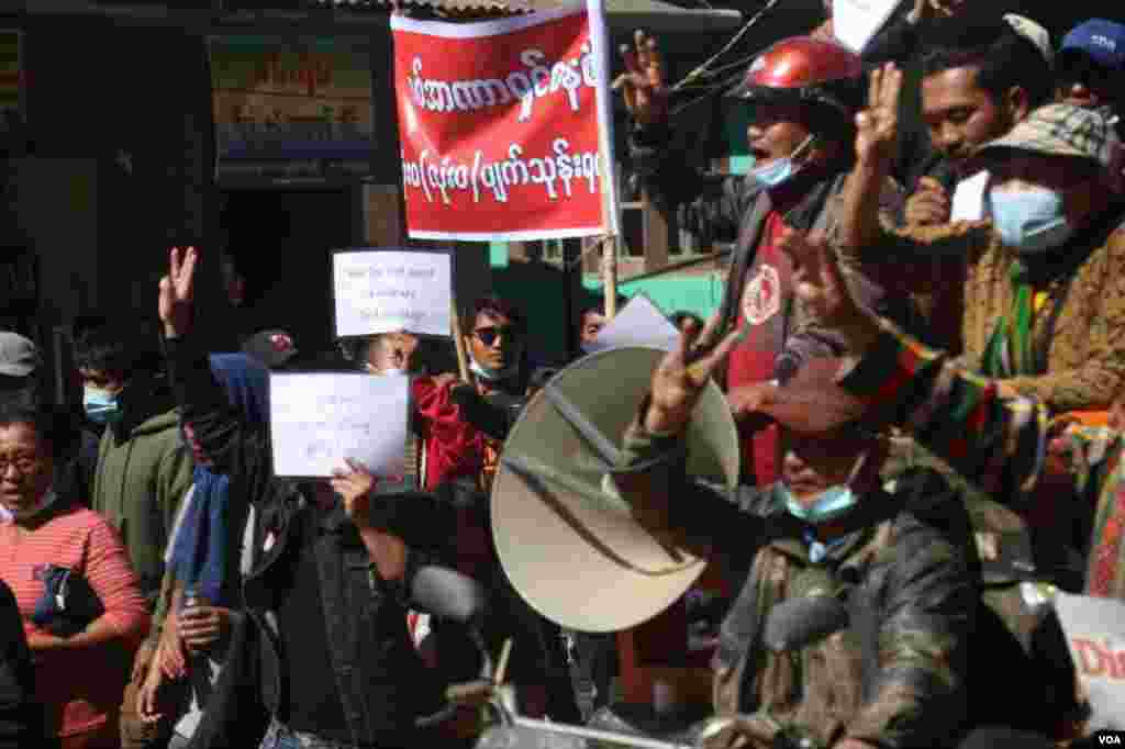 ချင်းပြည်နယ် မတူပီ မြို့နယ်က ပညာရေးဝန်ထမ်းတွေ၊ ကျန်းမာရေးဝန်ထမ်းတွေနဲ့ ပြည်သူတွေရဲ့ စစ်အာဏာသိမ်းဆန့်ကျင် ဆန္ဒပြပွဲ မြင်ကွင်း။