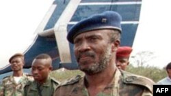 Faustin Munene, alors vice-ministre congolais de l'Intérieur, arrive à l'aéroport de Matadi, RDC, le 30 août 1998