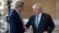 英国外相约翰逊在伦敦迎接美国国务卿克里（2016年10月16日）