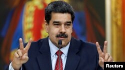 Presiden Venezuela Nicolas Maduro berbicara pada konferensi pers di Istana Miraflores, Caracas, Venezuela, Jumat (25/1).