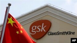 Gedung GlaxoSmithKline di Shanghai, 24 Juli 2013 (Foto: dok). Para pejabat Kamar Dagang Eropa di China mengeluh telah menjadi sasaran pengawasan dalam penyelidikan penyuapan dan harga secara tidak adil, Kamis (5/9).