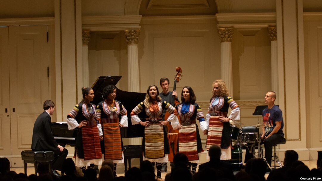 Ansambl Rosa i džez trio Sveti sa bubnjarom Markom Đorđevićem na koncertu u Karnegi Holu (foto Nikola Stojković)