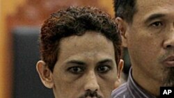 ນາຍ Umar Patek ຜູ້ກໍ່ການຮ້າຍທີ່ຖືກດໍາເນີນຄະດີທີ່ອິນໂດເນເຊຍ.
ວັນທີ 7 ພຶດສະພາ 2012