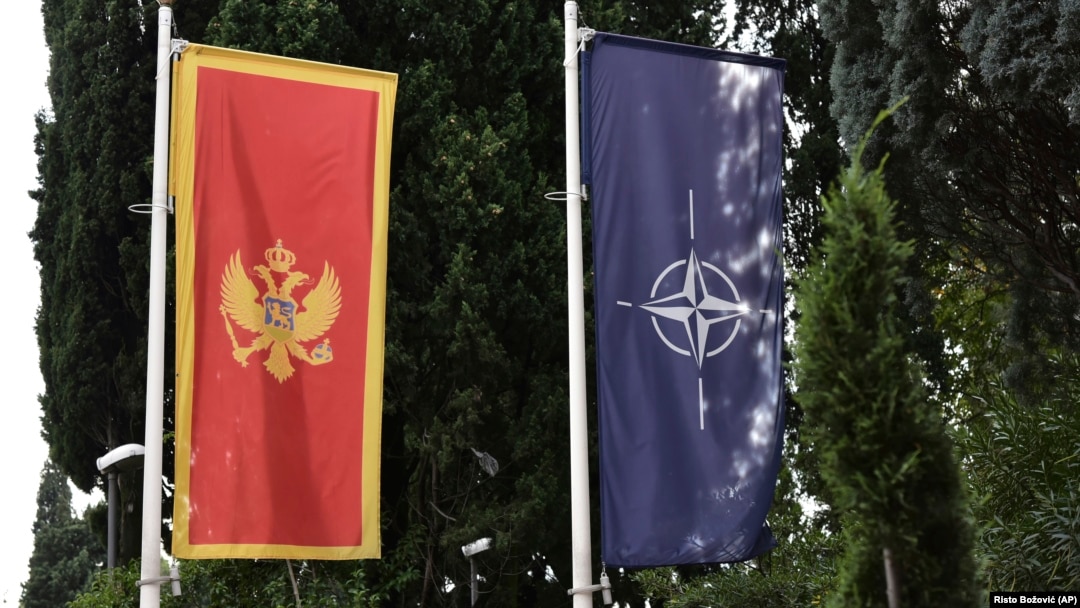 Zastave Crne Gore i NATO-a ispred zgrade Ministarstva odbrane Crne Gore u Podgorici (Foto: AP/Risto Božović) 