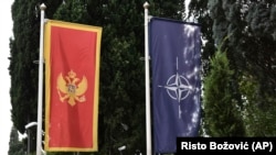 Zastave Crne Gore i NATO-a ispred zgrade Ministarstva odbrane Crne Gore u Podgorici (Foto: AP/Risto Božović) 