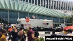 El gobernador de Flordida, Ron DeSantis, y el alcalde del condado de Miami-Dade, Carlos Giménez, anunciaron la instalación de un hospital de emergencia en el Centro de Convenciones de Miami Beach.