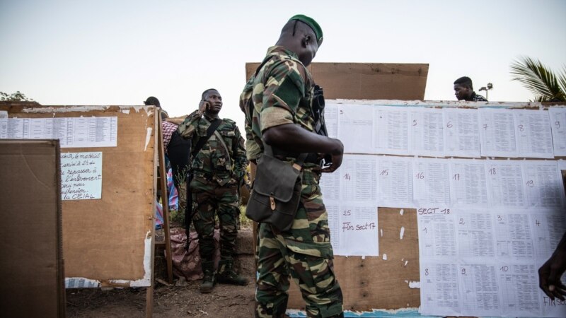 Burkina: arrestation de huit militaires accusés de préparer un coup d'Etat