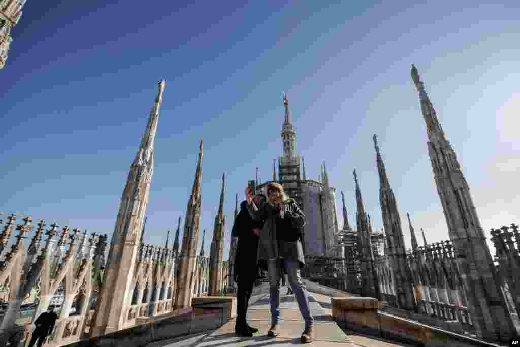 حضور گردشگران در کلیسای جامع شهر میلان در ایتالیا