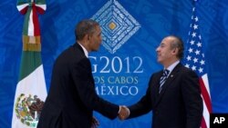 El presidente Barack Obama saluda a homólogo mexicano, Felipe Calderón, durante una reunión bilateral en el marco de la Cumbre del G-20, en Los Cabos, México.