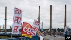 Lyon'da Feyzin rafinerisinin dışında bekleyen grevciler