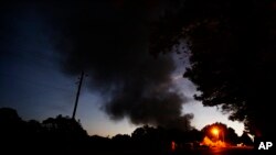 Une maison près de la fumée qui se dégage de l'explosion d'un oléoduc, le 31 octobre 2016, à Helena, Alabama. 