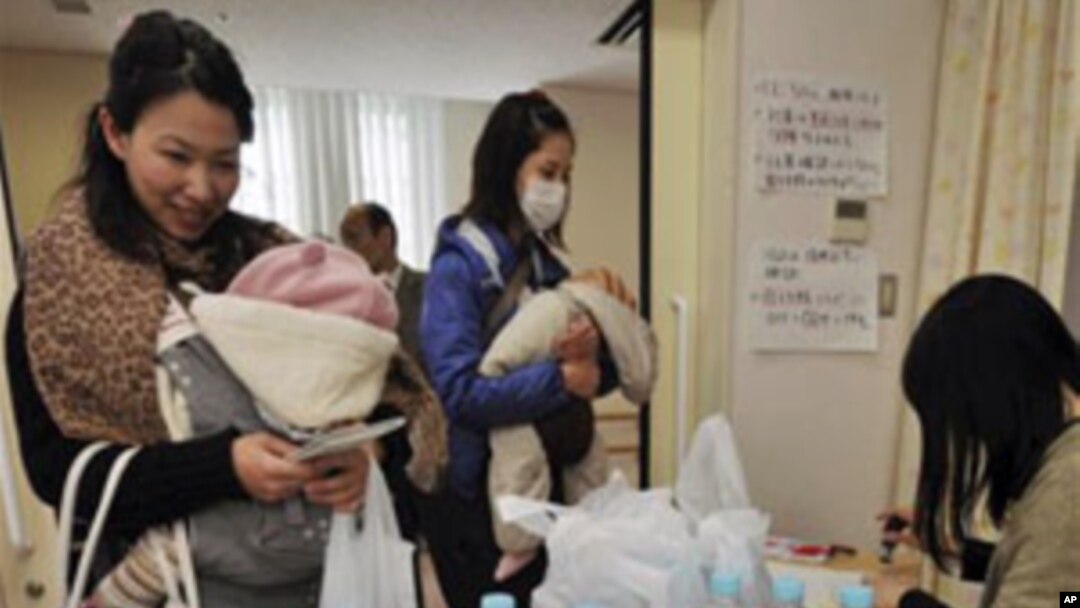 3月24日东京市政府开始向每个不满周岁的婴儿发放三小瓶洁净水