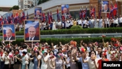 Putin Kuzey Kore'de gösterişli törenlerle karşılandı.