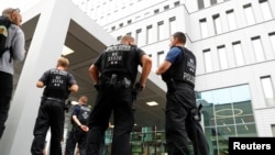 警察守衛在俄羅斯反對派領袖納瓦爾尼接受治療的柏林醫院外。(2020年8月22日)