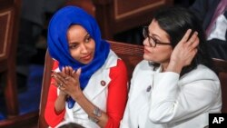 Ilhan Omar y Rashida Tlaib, quienes el año pasado se convirtieron en las dos primeras mujeres musulmanas elegidas para ocupar puestos en el Congreso de EE.UU., han apoyado los derechos de los palestinos.