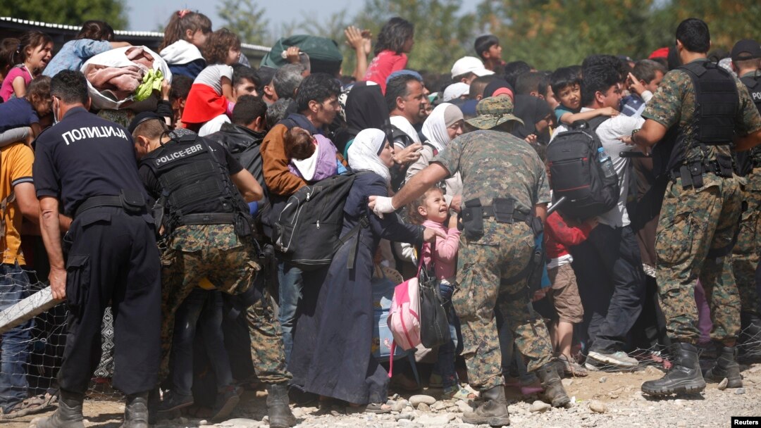 Polisi Makedonia berusaha mengatur para migran di stasiun kereta Gevgelija, Makedonia, Senin (7/9).