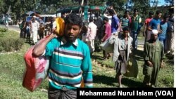 Pria-pria Rohingya baru tiba dari Myanmar, di distrik Cox's Bazar, Bangladesh, November 2016.