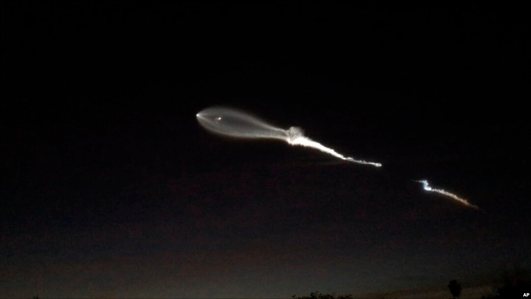 Jejak asap roket SpaceX Falcon 9 terlihat di Pasadena, California, sekitar 150 mil timur dari lokasi peluncuran di Pangkalan Angkatan Udara Vandenberg, 22 Desember 2017.