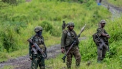 Anggota kelompok pemberontak M23 rebels berjaga dengan senjata masing-masing di wilayah Kibumba, di sebelah timur Republik Demokratik Kongo, pada 23 Desember 2022. (Foto: AP/Moses Sawasawa)