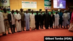 Photo de famille des ministres avec le vice-président nigérian à la conférence de la Communauté économique des Etats d'Afrique de l'Ouest (Cédéao) à Abuja, Nigeria, 26 avril 2018. (VOA/Gilbert Tamba)