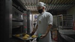 En la cocina de 'La Gran Cosecha', emprendimiento de gastronomía venezolana en Cúcuta, Colombia. La panadería tiene 4 sedes en la ciudad y se prevé dos puntos más en la ciudad. Foto: Hugo Echeverry - VOA.