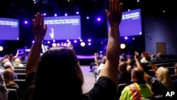 Warga mengadakan doa bersama bagi para korban penembakan massal di Virginia Beach, Sabtu (1/6). 