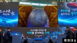 2026년 5월 26일 이재명 한국 대통령이 경남 창원시 진해구에서 열린 제1회 미래국방전략위원회에서 핵추진잠수함 기본계획 발표를 듣고 있다.
