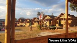 Bangunan Hunian Sementara (Huntara) yang terbuat dari material bambu di Kelurahan Poboya, kecamatan Mantikulore, Kota Palu, Sulawesi Tengah, 3 Agustus 2019. (Foto: VOA/Yoanes Litha)