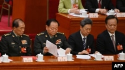 资料照片：原中华人民共和国中央军事委员会副主席张又侠(左二)于2023年3月13日在北京人民大会堂出席全国人民代表大会闭幕式。